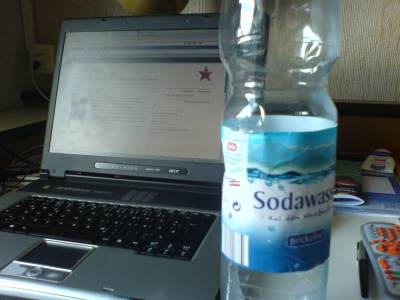 Hmmm... eine Wasserflasche vor nem Notebook